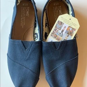 NWT TOMS Classic Navy Canvas Shoes